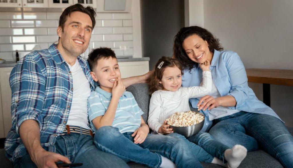Familia ve la televisión el 29 de junio