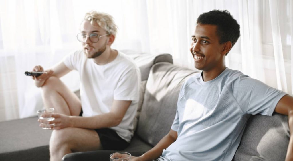 Dos hombres ven la televisión el 30 de junio