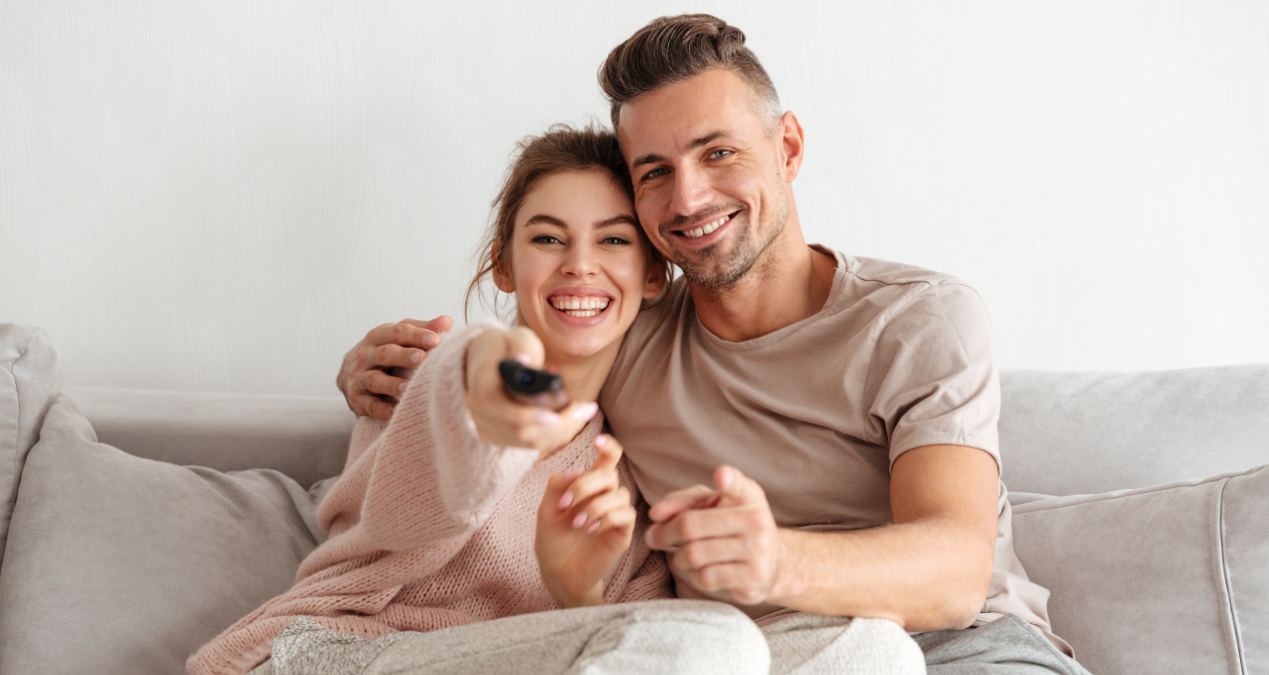 Pareja viendo la televisión el 4 de junio