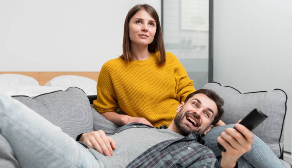 Pareja ve la televisión el 5 de junio