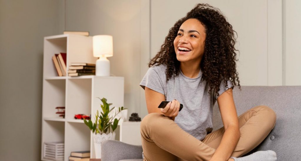 Mujer ve la televisión la noche del 7 de junio