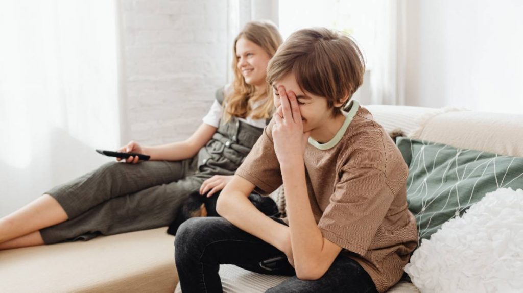 Adolescentes ven la televisión el 9 de junio