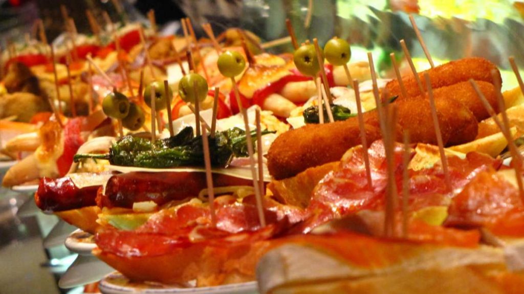 Tapa y tapas en un bar