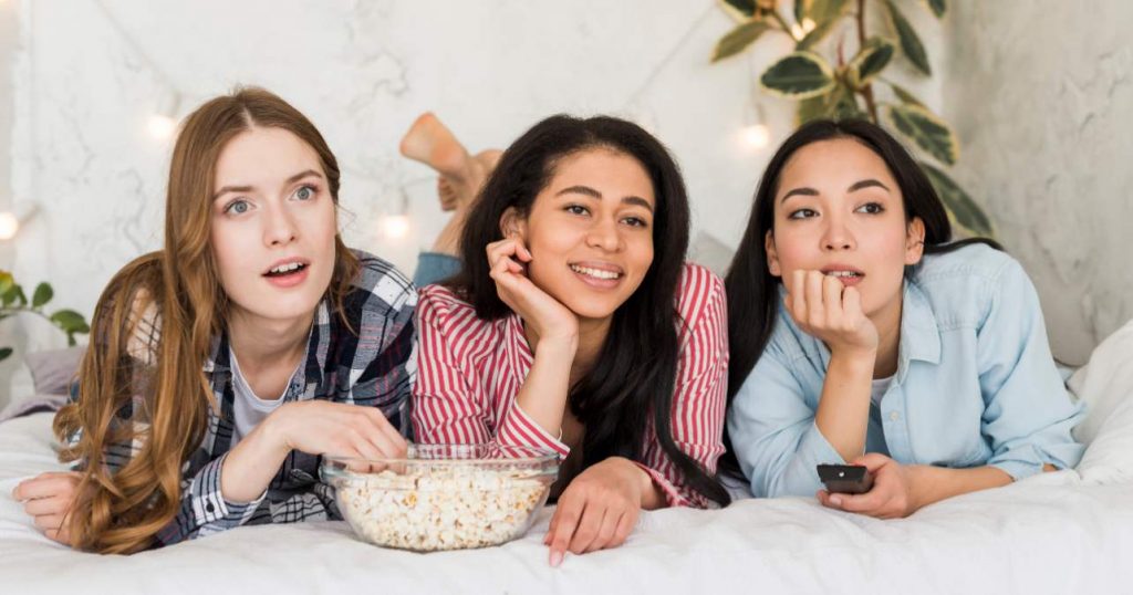 Tres mujeres jóvenes ven la televisión el 1 de agosto