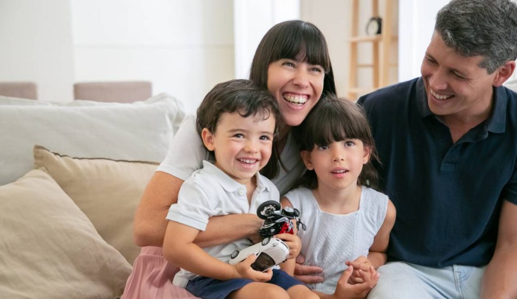 Familia ve la televisión el 10 de julio