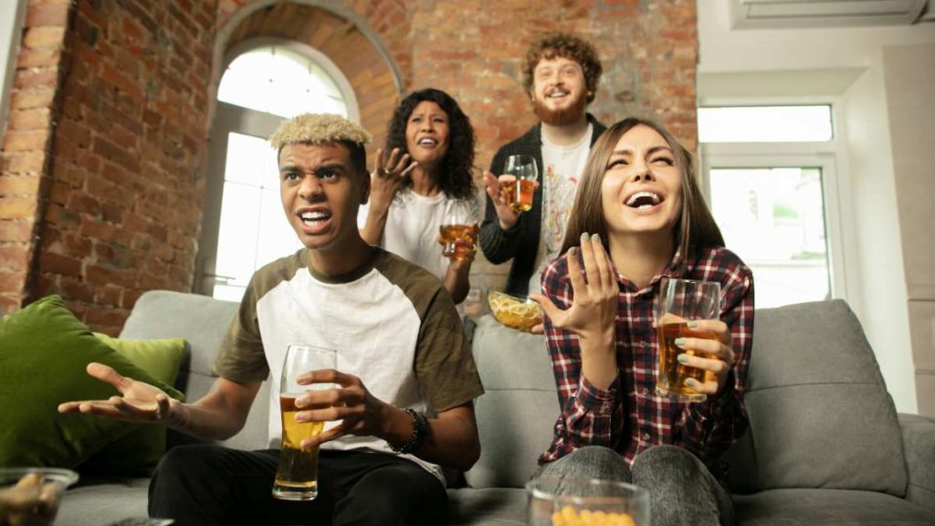 Grupo de amigos ve la televisión el 11 de julio
