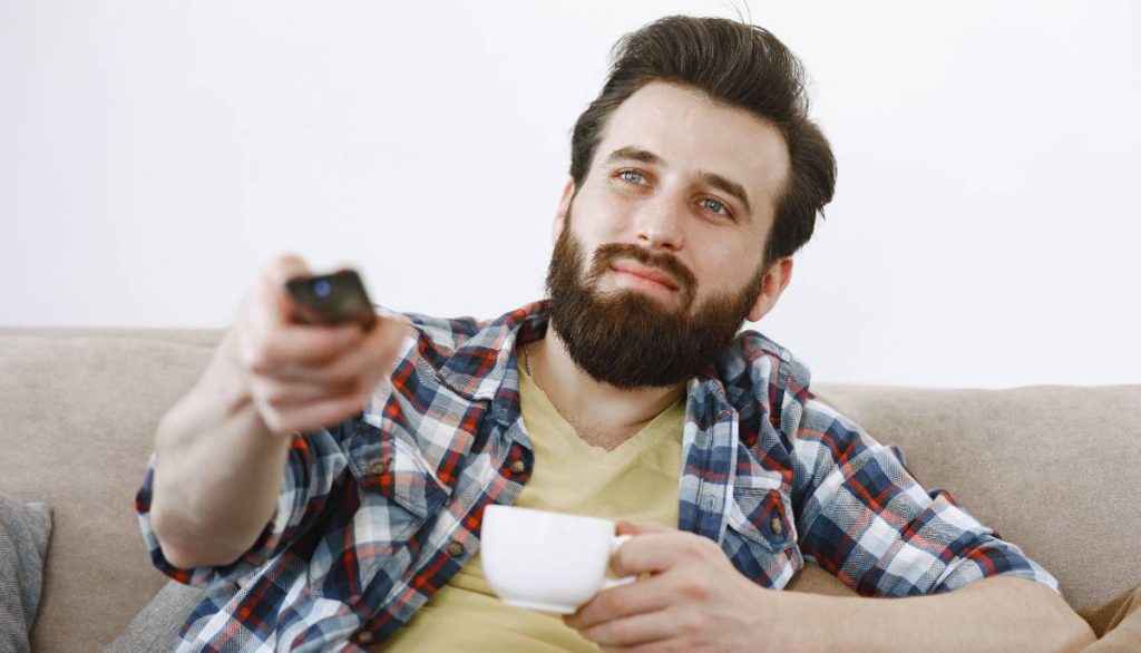 Hombre ve la televisión el 12 de julio