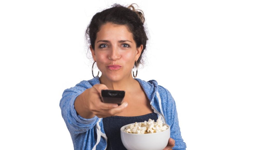 Mujer ve la televisión el 14 de julio