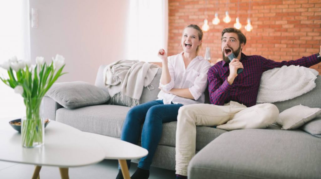 Pareja ve la televisión el 2 de julio