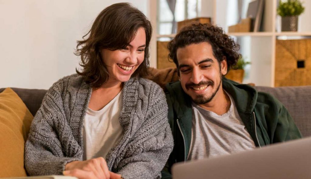 Pareja ve la televisión el 21 de julio