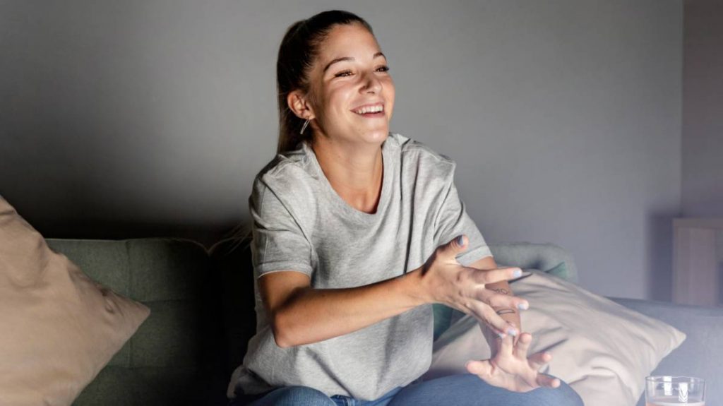 Mujer ve la televisión el 22 de julio