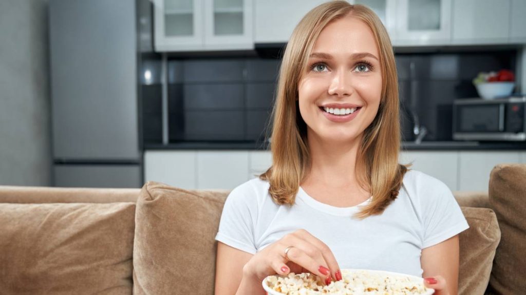Mujer ve la televisión el 23 de julio