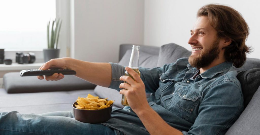 Hombre ve la televisión el 24 de julio