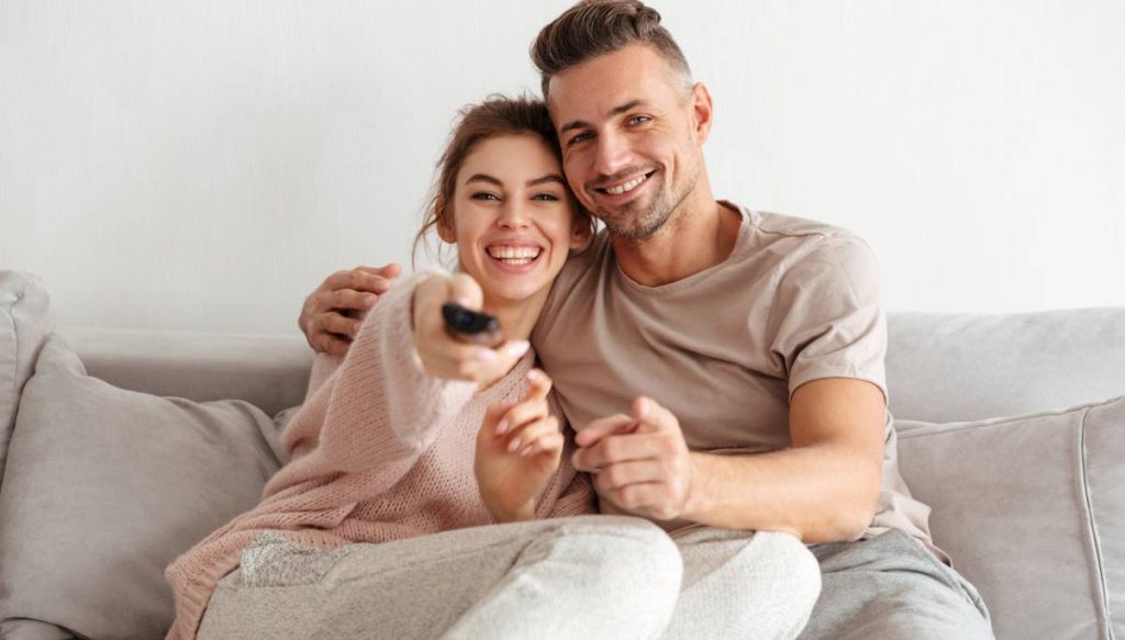Pareja ve la televisión el 25 de julio