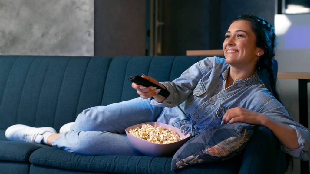 Mujer ve la televisión el 26 de julio