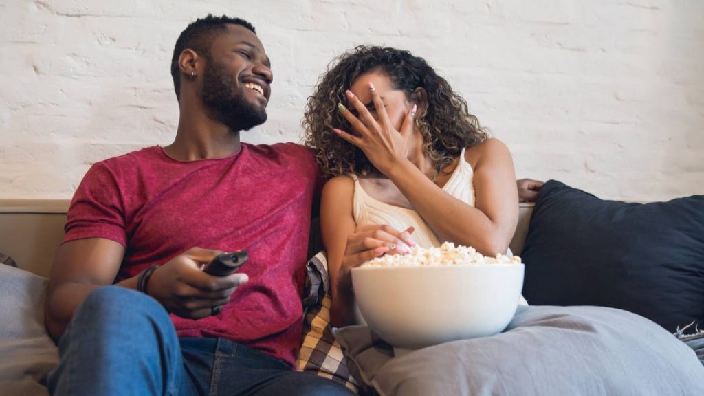Pareja ve la televisión el 27 de julio
