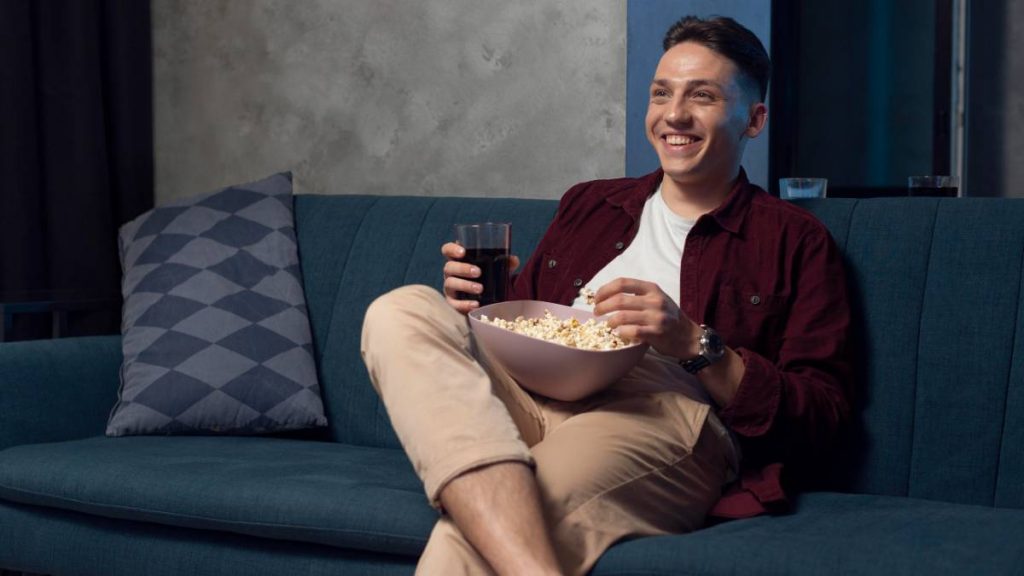 Hombre ve la televisión la noche del 29 de julio