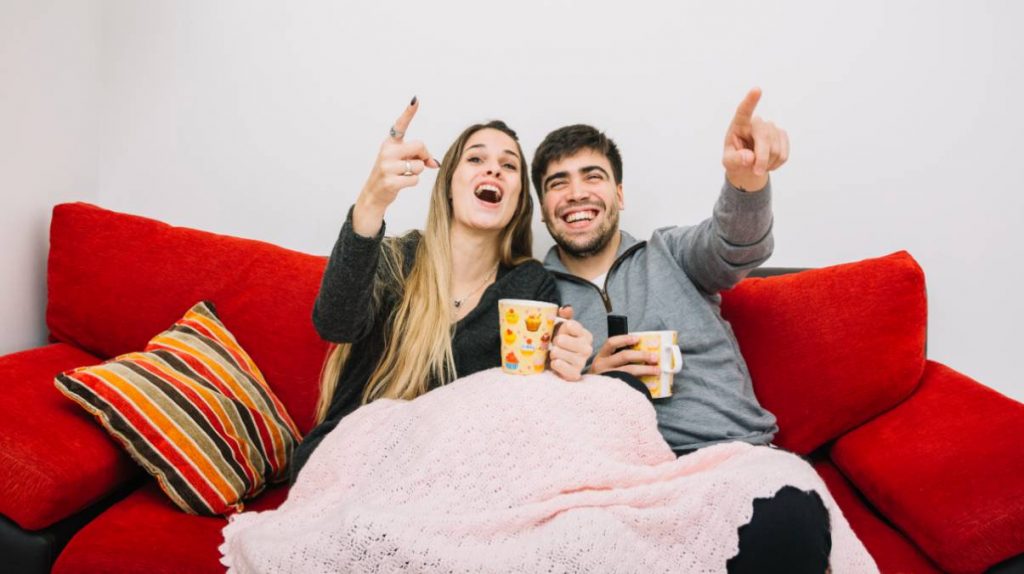 Pareja ve la televisión el 3 de julio