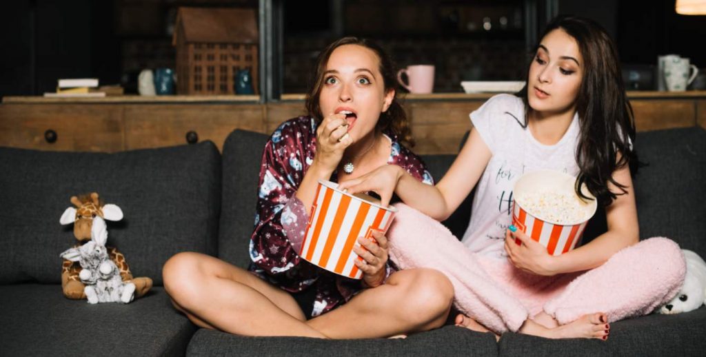 Dos mujeres ven la televisión el 31 de julio