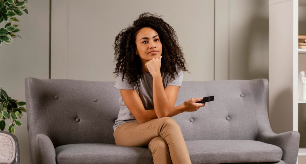 Mujer ve la televisión el 4 de julio