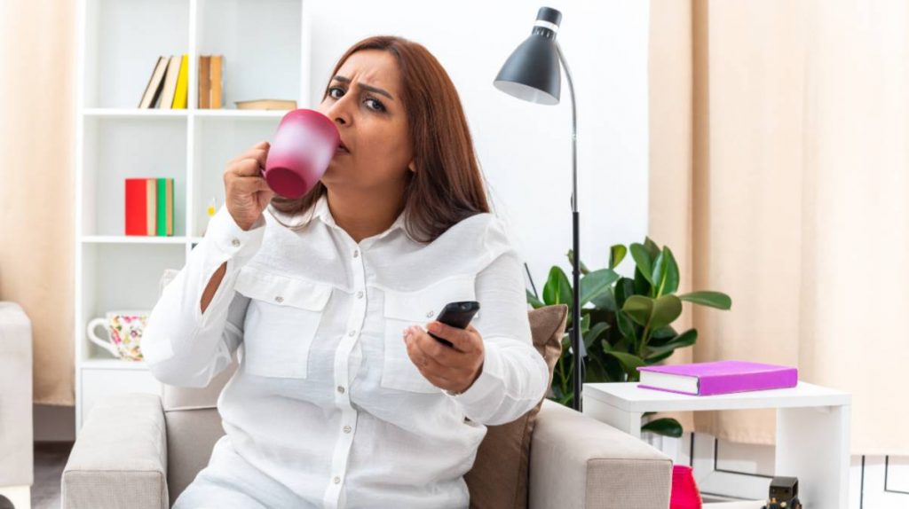 Mujer ve la televisión el 5 de julio