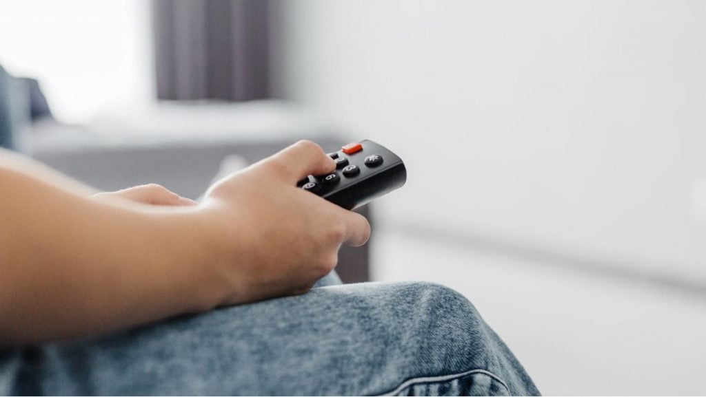 Persona ve la televisión la noche del 7 de julio
