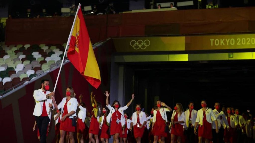 Delegación española con la bandera en los Juegos Olímpicos de Tokio. Calendario de competiciones.
