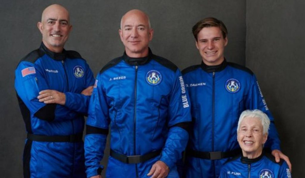 Jeff Bezos y el resto de la tripulación