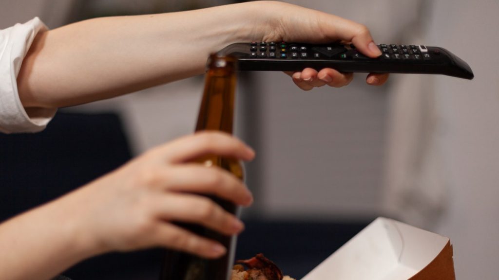 Mujer ve la tele la noche del 13 de agosto