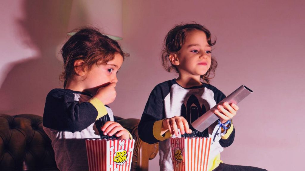 Niñas ven la tele el 14 de agosto