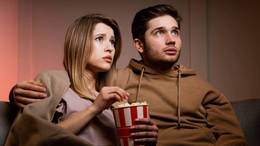 Pareja ve la televisión el 15 de agosto
