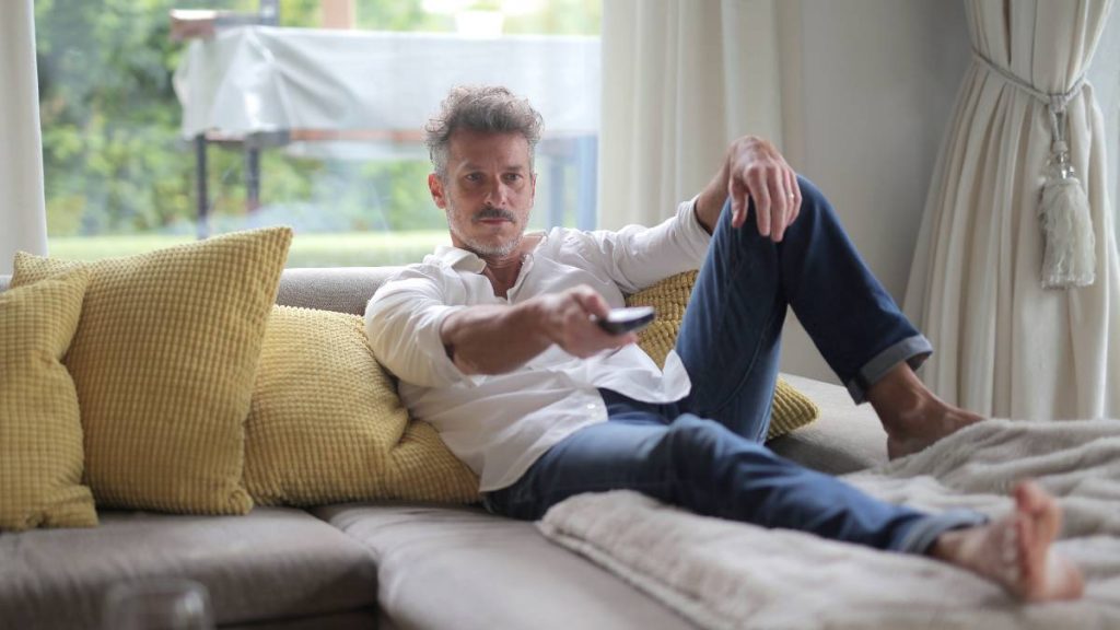 Hombre ve la televisión el 16 de agosto