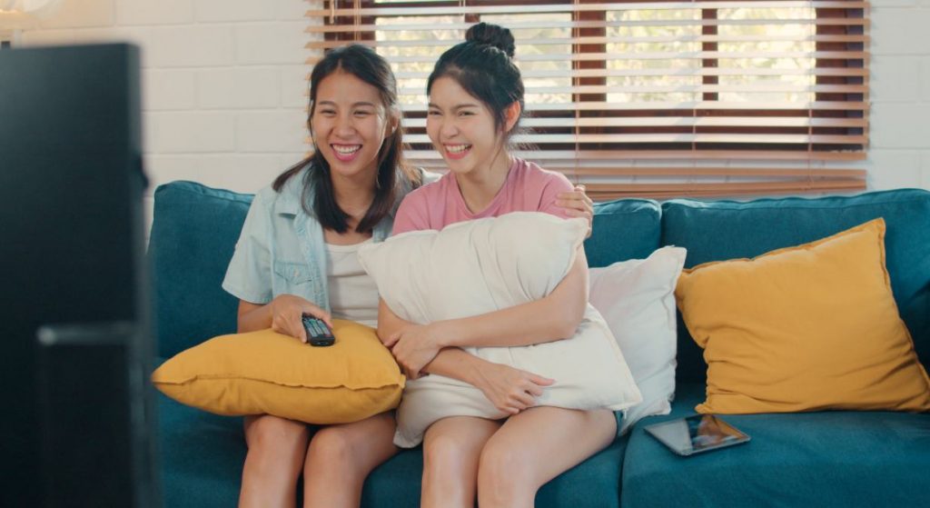 Dos mujeres ven la televisión el 17 de agosto