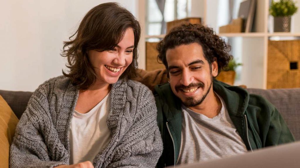 Pareja ve la televisión la noche del 18 de agosto