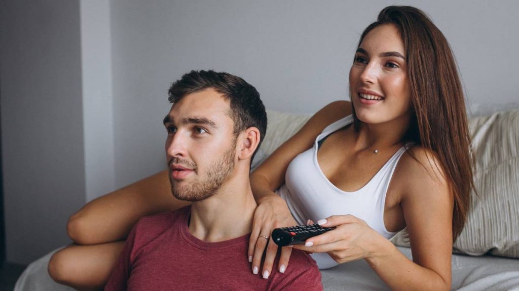 Pareja ve la televisión la noche del 19 de agosto