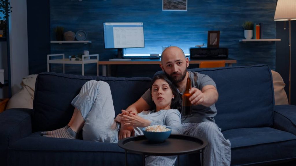 Pareja ve la tele la noche del 2 de agosto