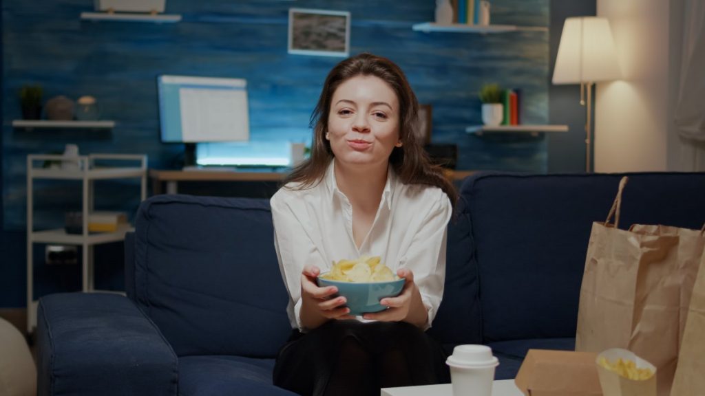 Mujer ve la televisión la noche del 22 de agosto