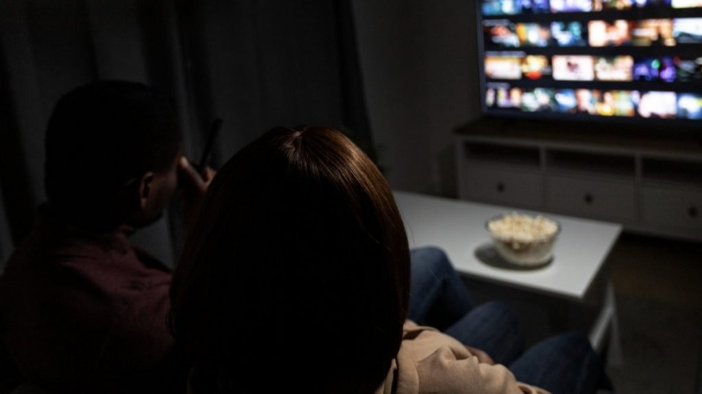 Paraje ve la televisión la noche del 23 de agosto