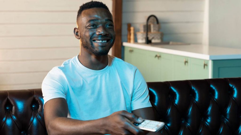 Hombre ve la televisión el 25 de agosto