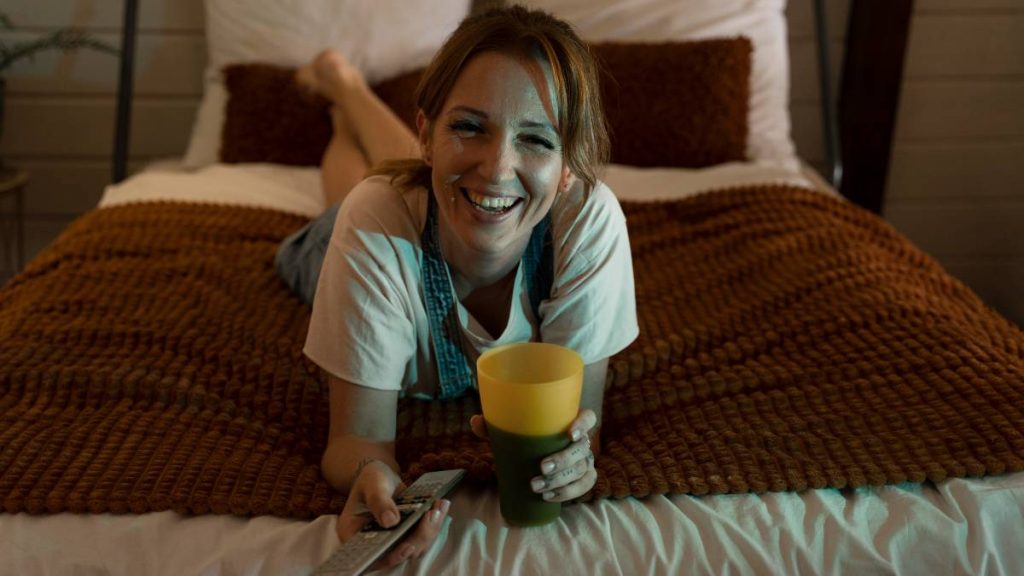 Mujer ve la televisión la noche del 26 de agosto