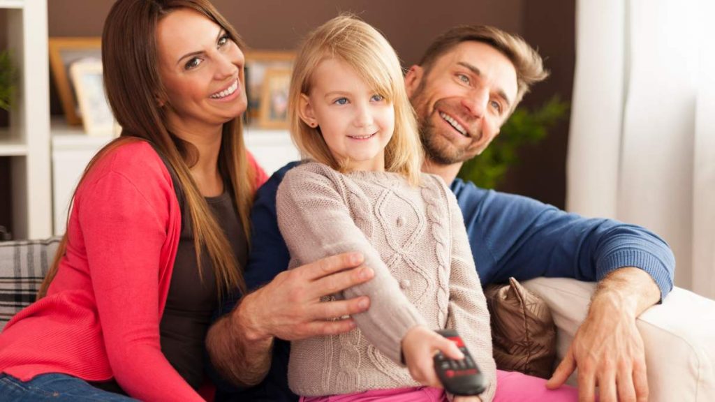 Familia ve la televisión el 27 de agosto