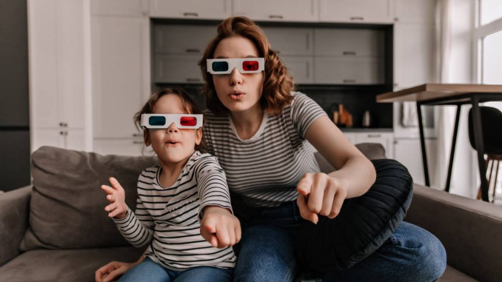 Madre e hija ven la tele el 28 de agosto
