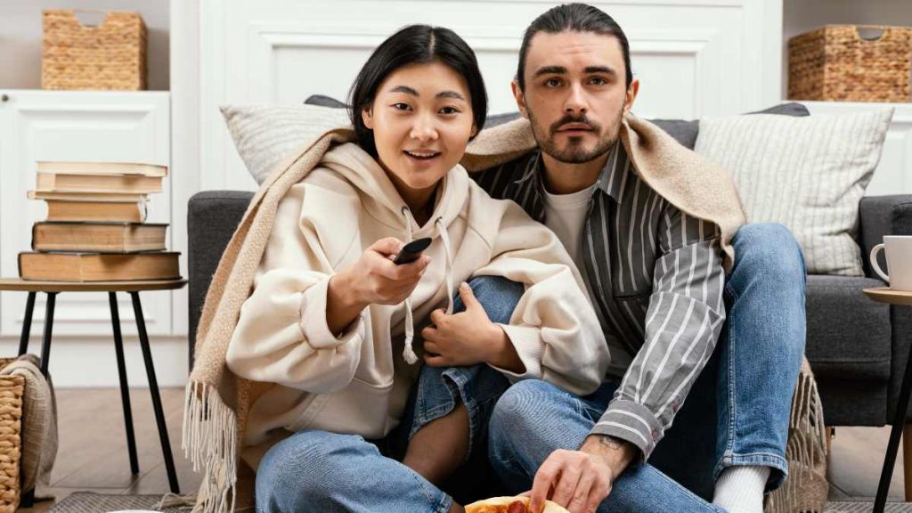 Pareja ve la tele la noche del 29 de agosto