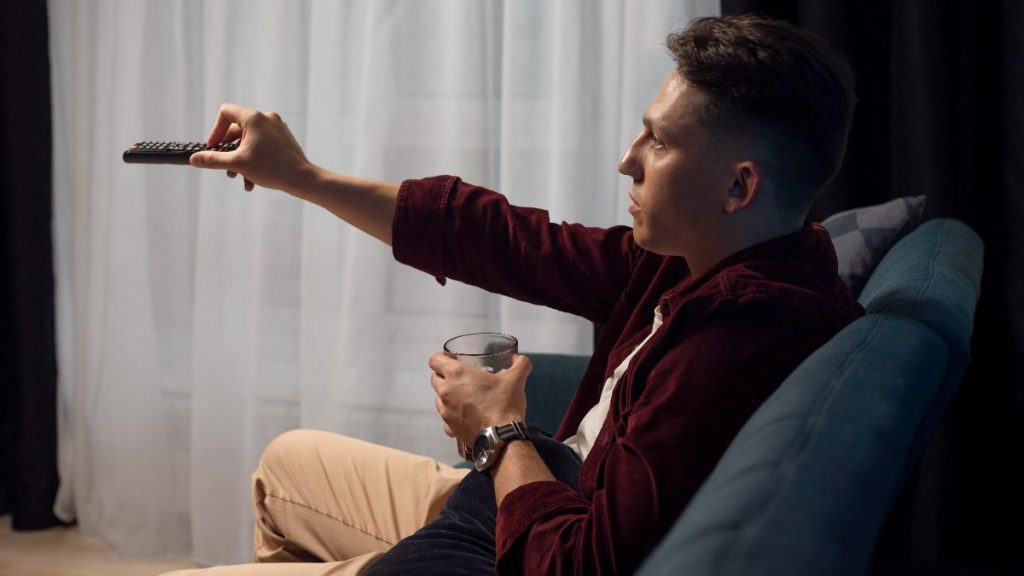 Hombre ve la tele la noche del 3 de agosto