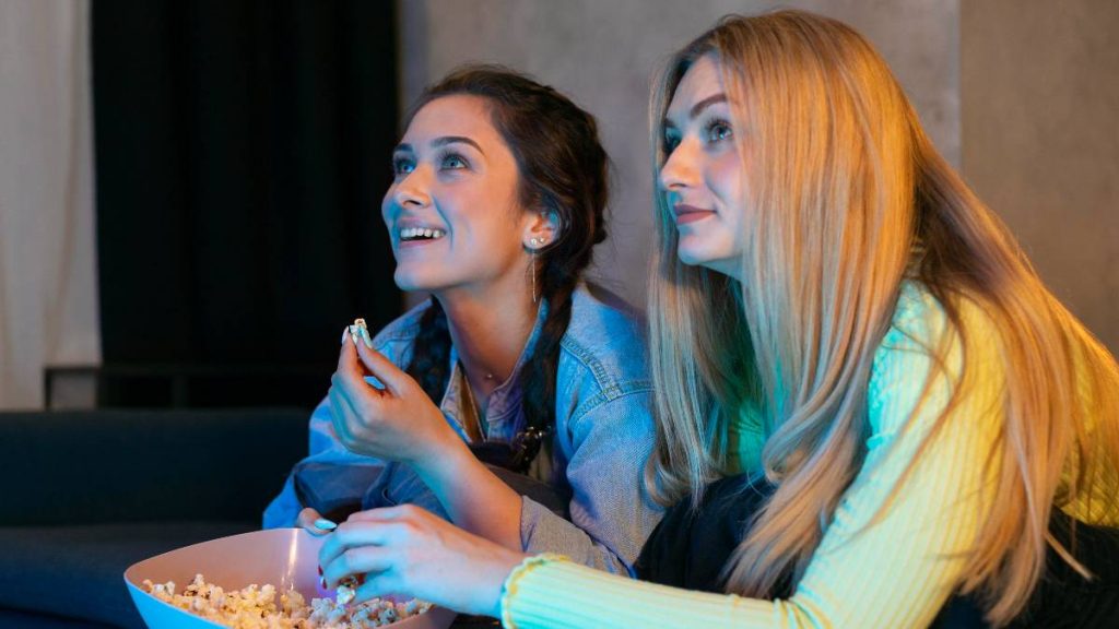 Dos chicas ven la televisión el 31 de agosto