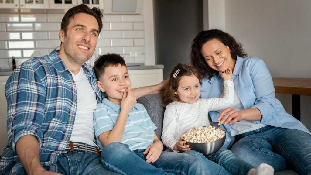 Familia ve la televisión el 4 de agosto