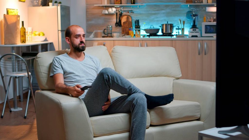 Hombre ve la televisión la noche del 5 de agosto