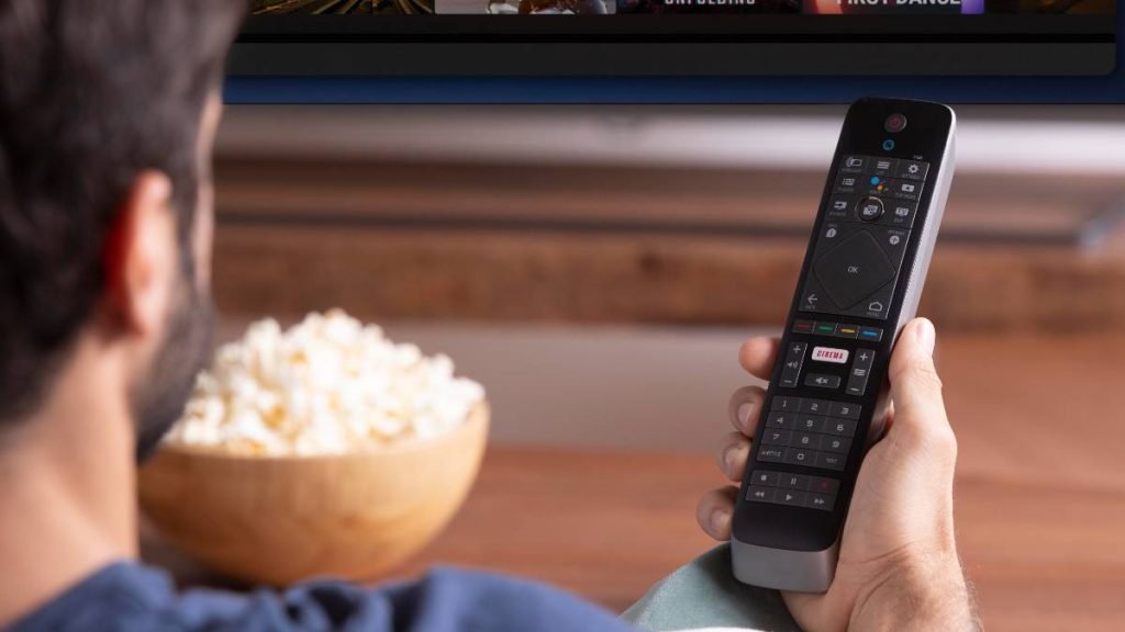 Hombre ve la televisión el 7 de agosto