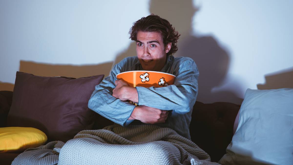 Hombre ve la tele la noche del 9 de agosto
