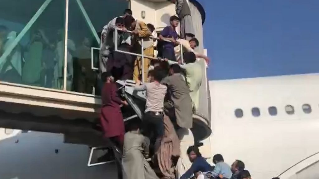 Civiles intentan huir de Afganistán